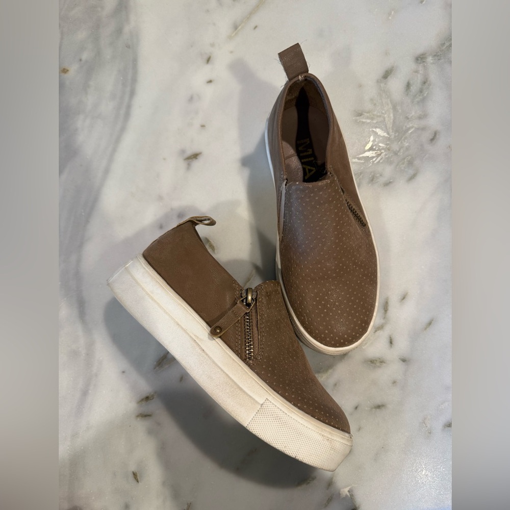 MIA Kids Tan Slip-On Sneakers with Zipper